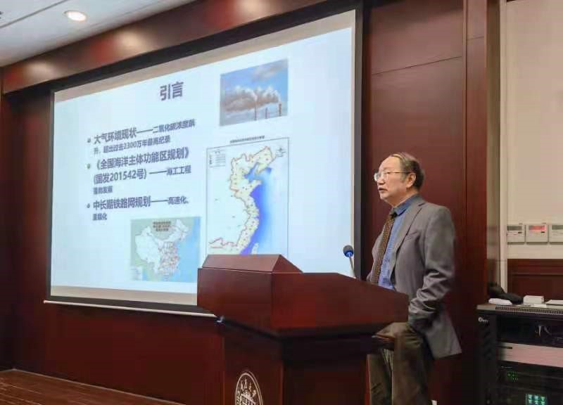 卫军教授在做学术报告